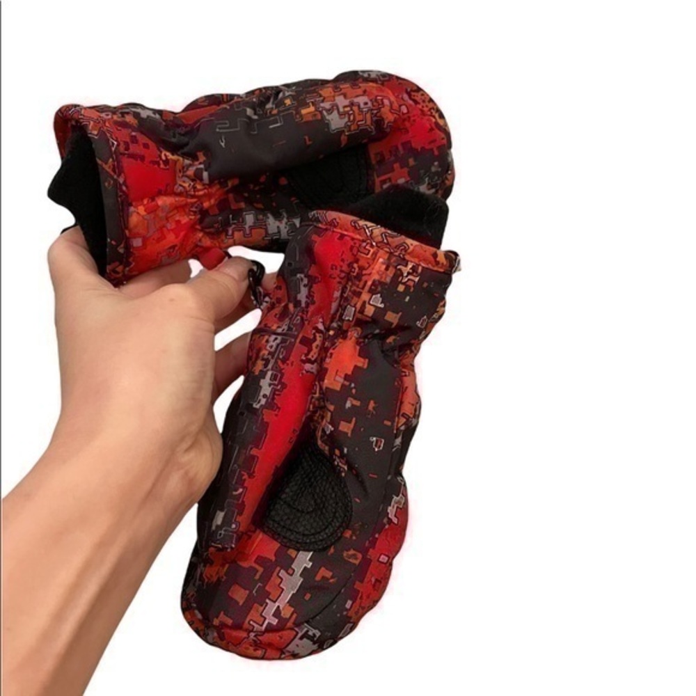 Boulder Gear Red Camouflage Kids Ski Mittens Medium 
Condition 9/10 no flaws